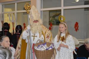 Pevci in Miklavž obiskali stanovalce 1